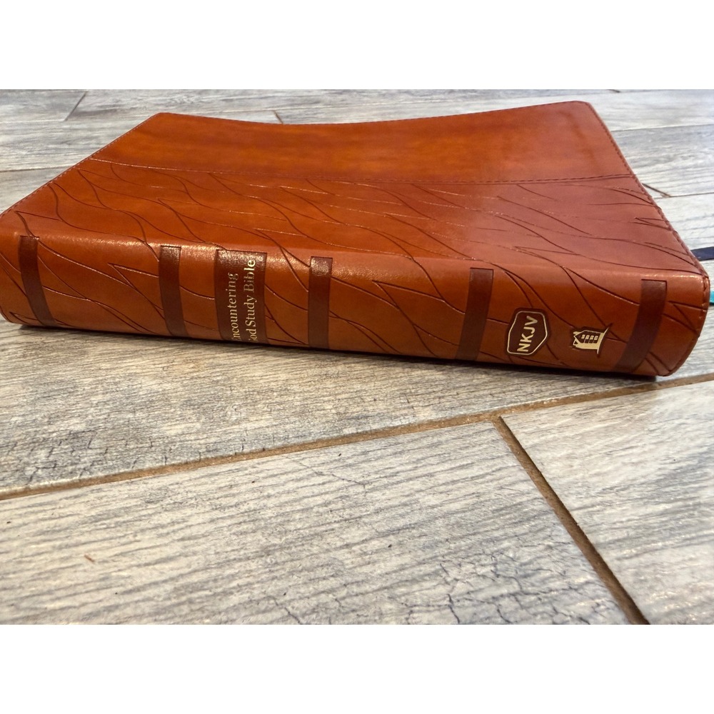 Thomas Nelson Encountering God Study Bible NKJV Leathersoft Indexed Gold Foil - Picture 5 of 14